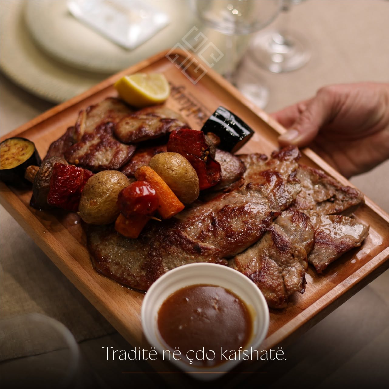 Mish tradicional në pjatë druri