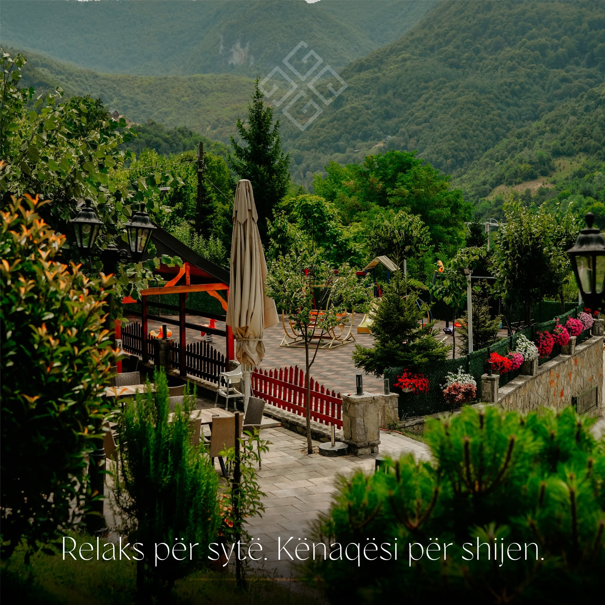 Oborri me lule dhe bjeshkë
