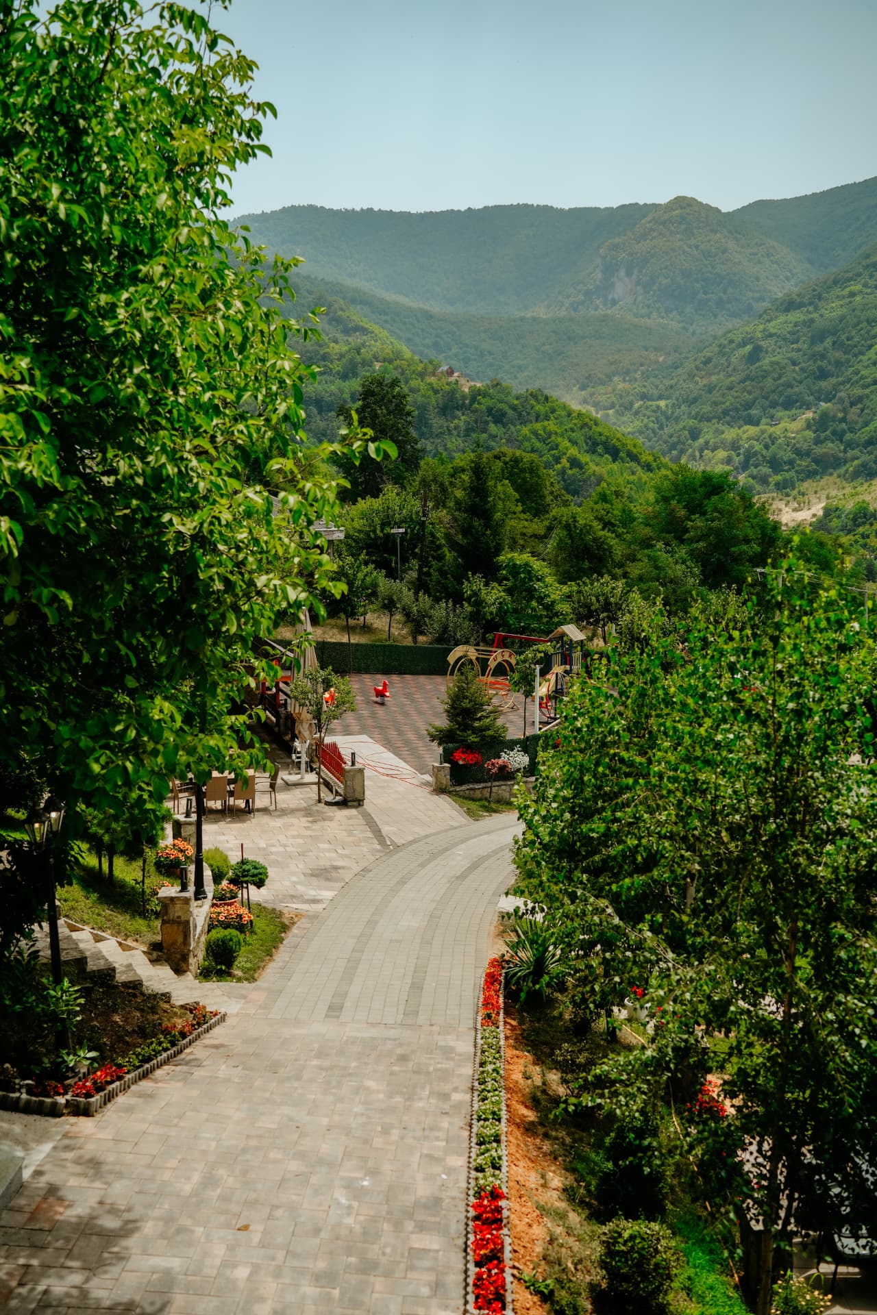 Shtegu i shtruar me lule dhe pamje nga bjeshkët