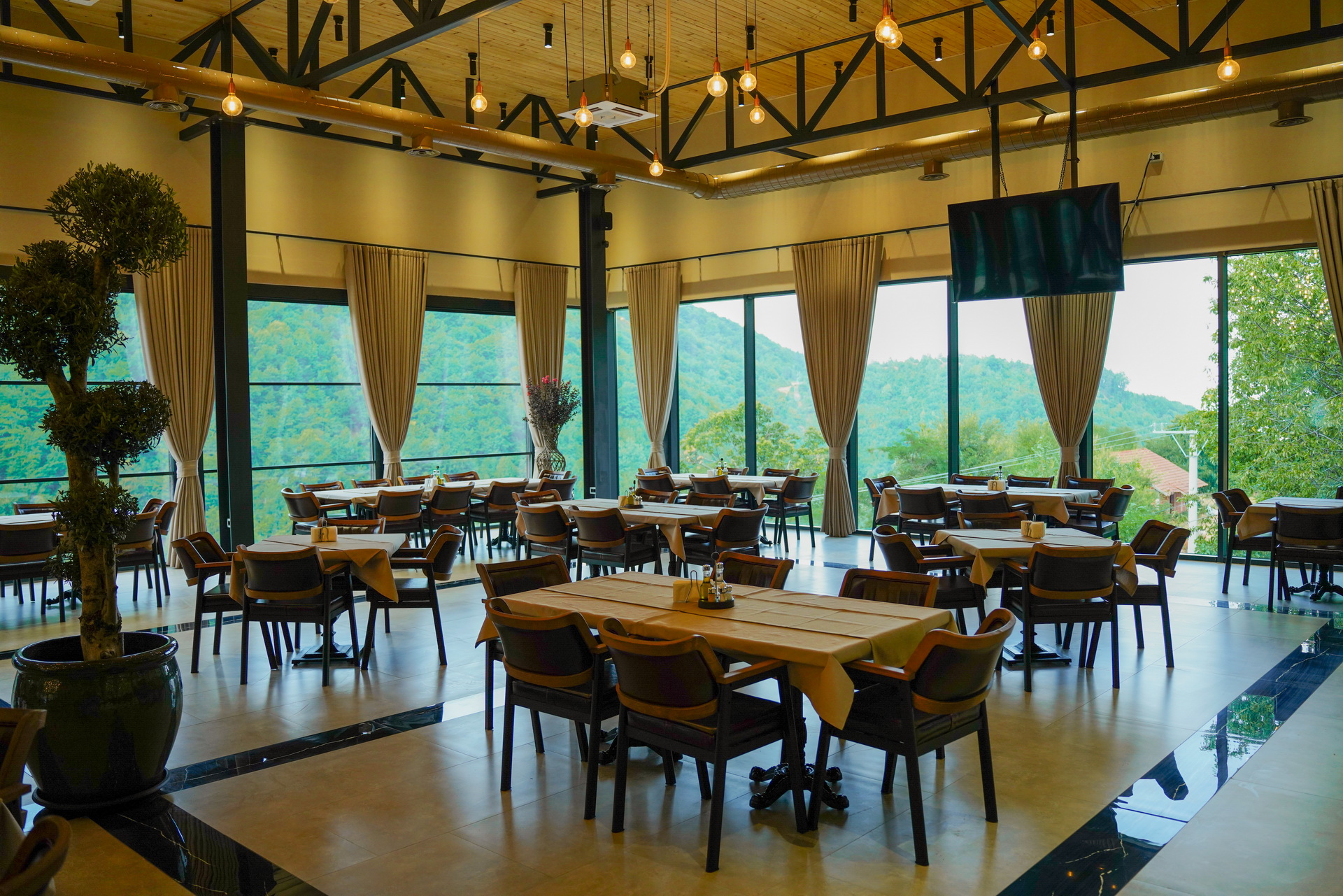 Pjatë e shijshme në restorantin e Hotel Geshtenja