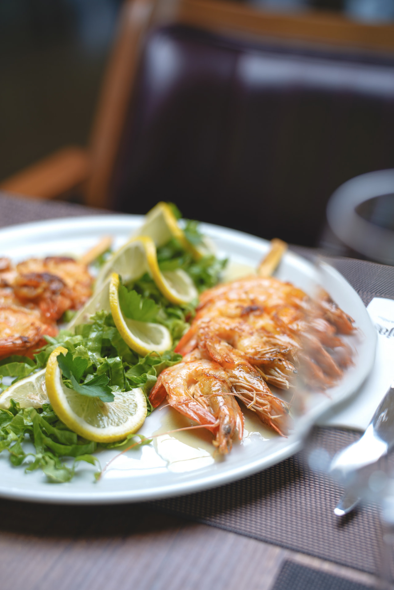Karkaleca me limon dhe sallatë jeshile, detaj nga afër