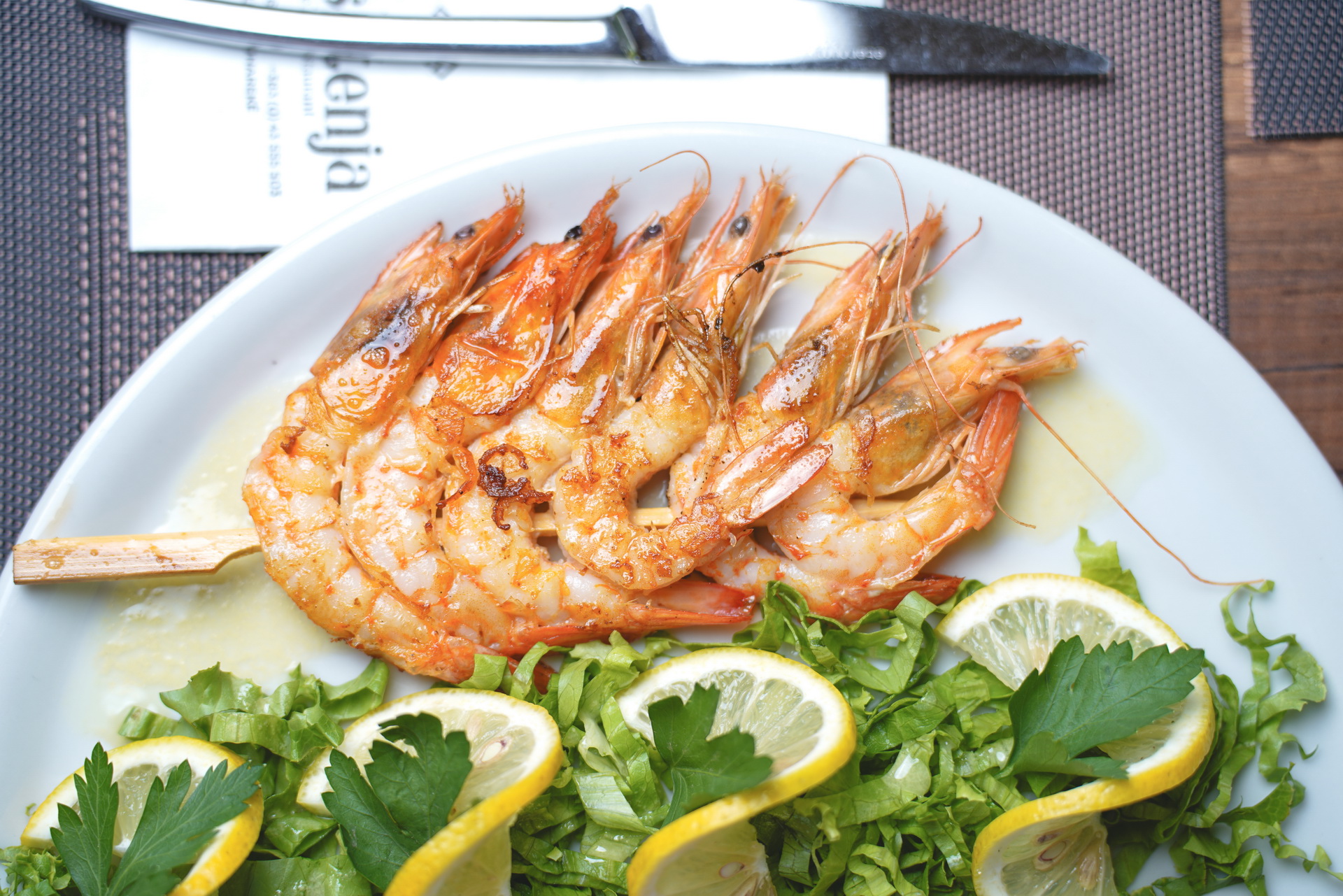 Karkaleca zgare nga afër me limon dhe sallatë jeshile