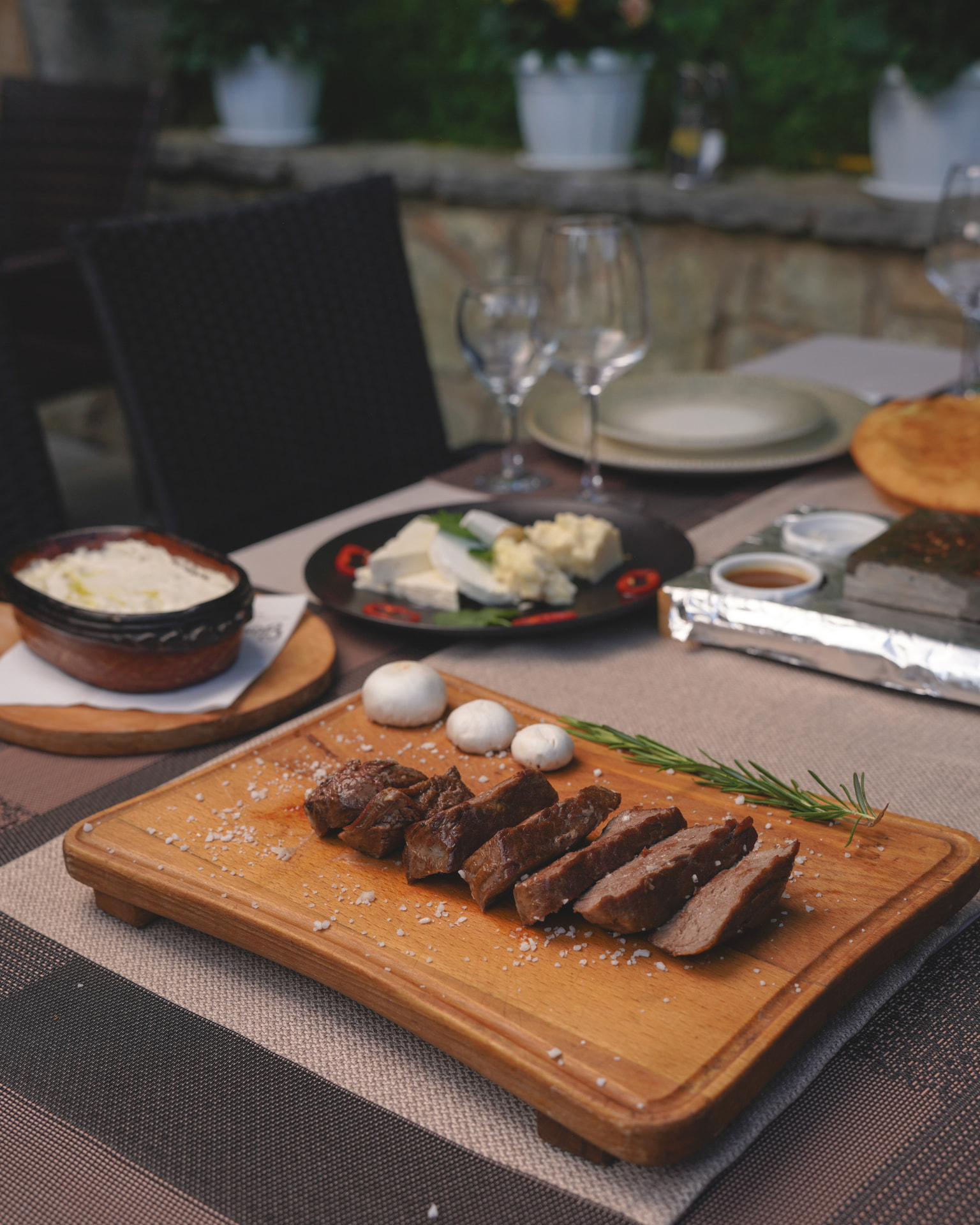 Tavolinë e mbushur me mish, djathë dhe perime në restorant