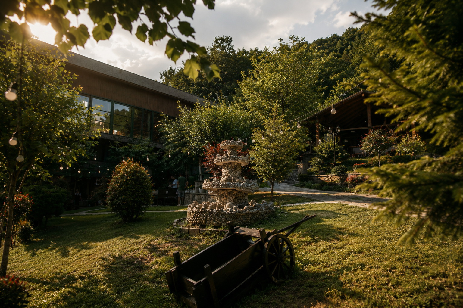 Kopshti i Hotel Geshtenja me shatërvan dhe ambiente jashtë