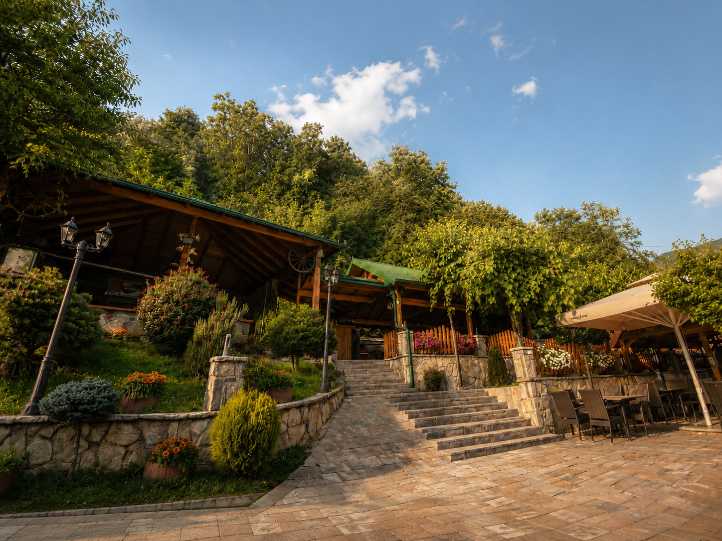 Tarraca e restorantit me shkallë guri