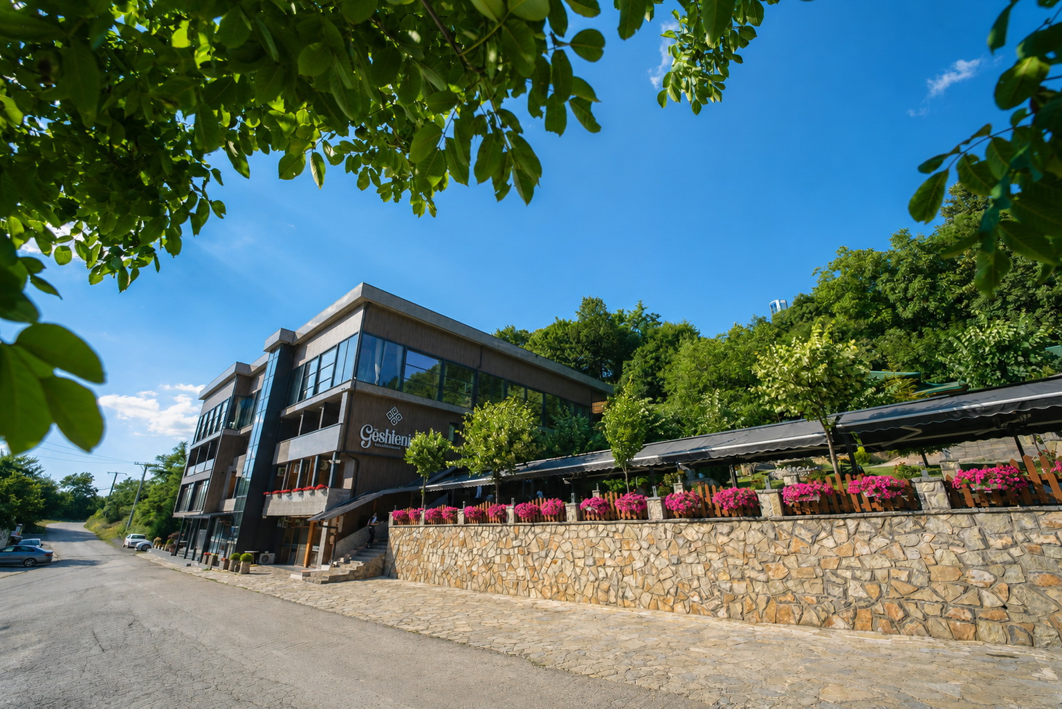 Ndërtesa kryesore e Hotel Geshtenja