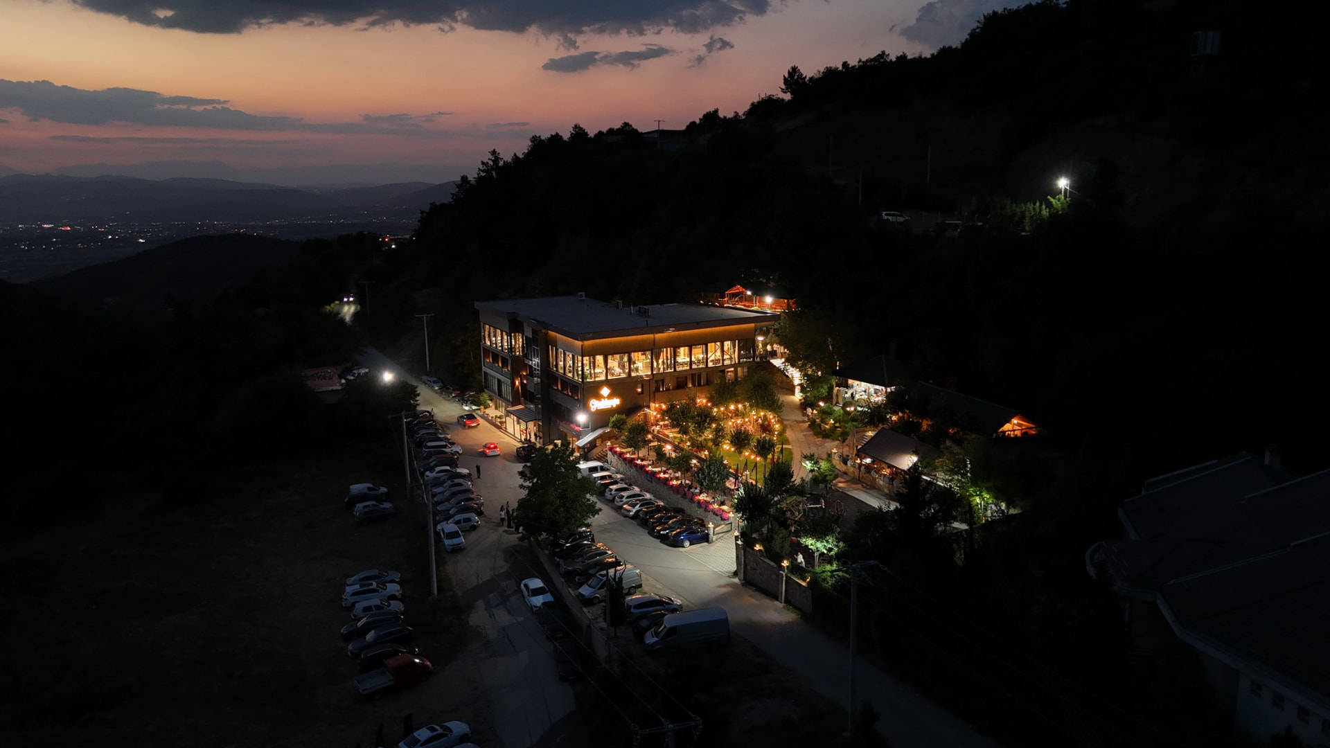 Hotel Geshtenja i ndriçuar në mbrëmje, pamje nga ajri