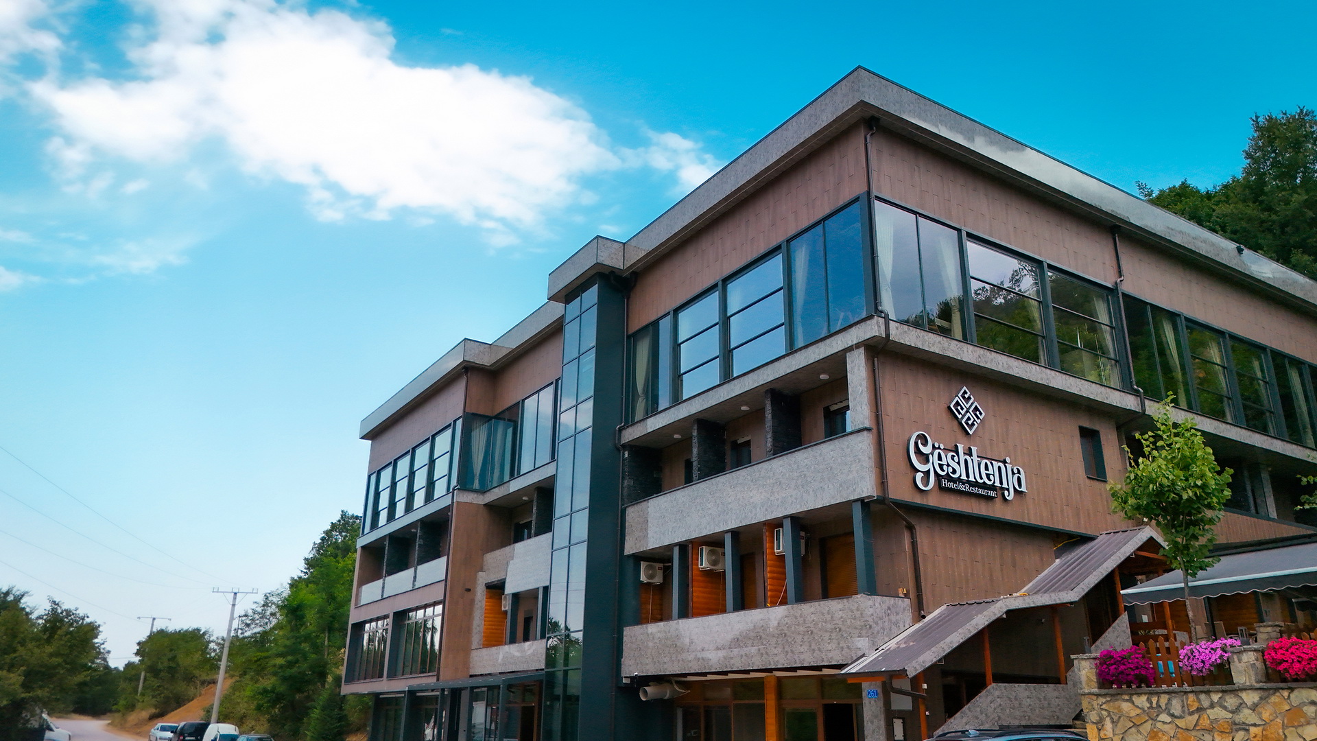 Ndërtesa e Hotel Geshtenja nga rruga