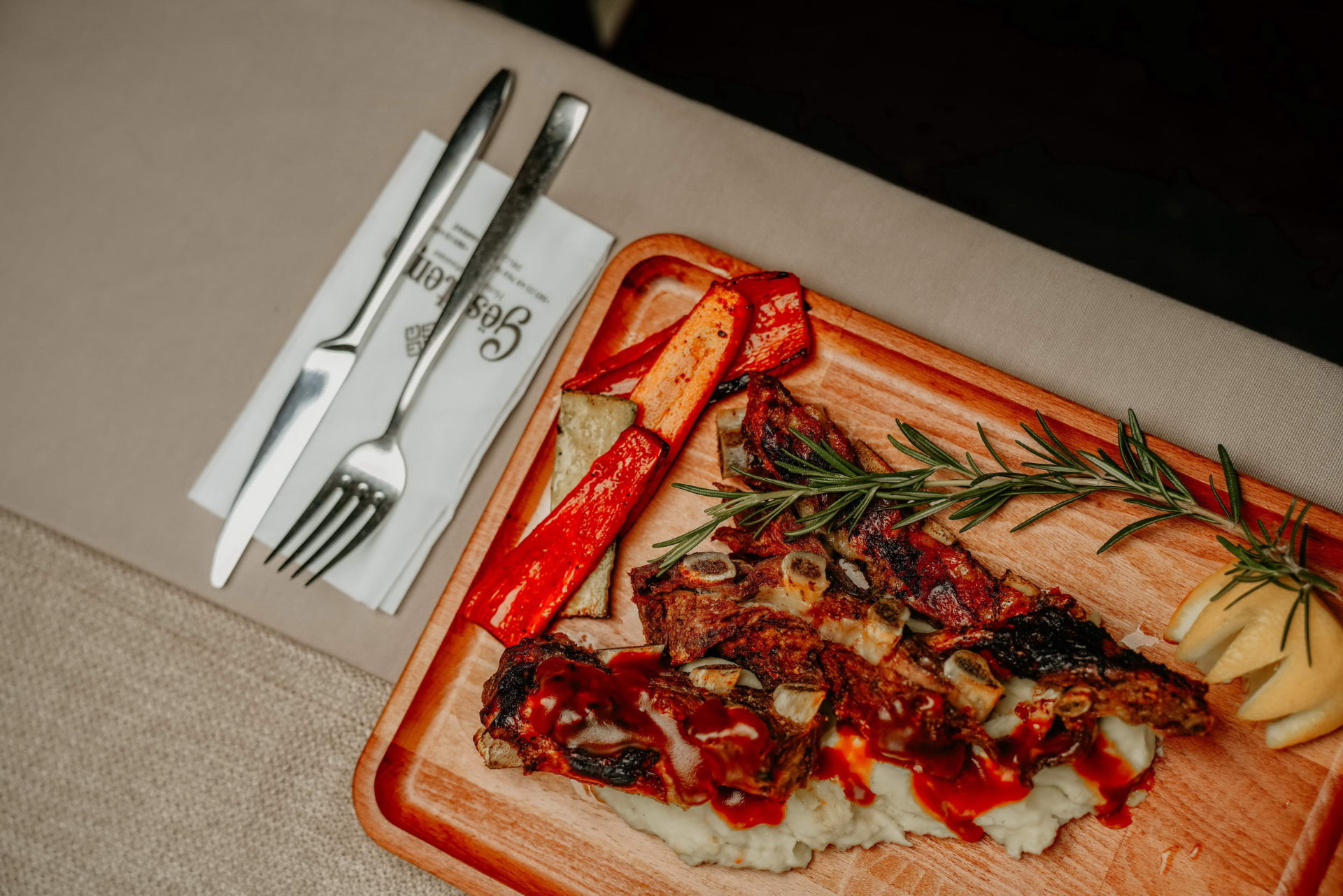 Detaj nga pjatat e restorantit